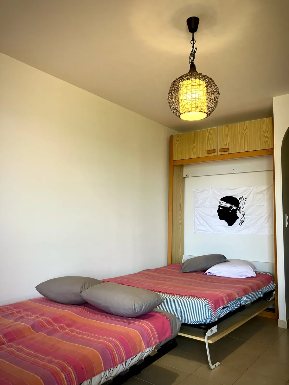 Deux couchages : lit mural déplié et canapé-lit côte à côte