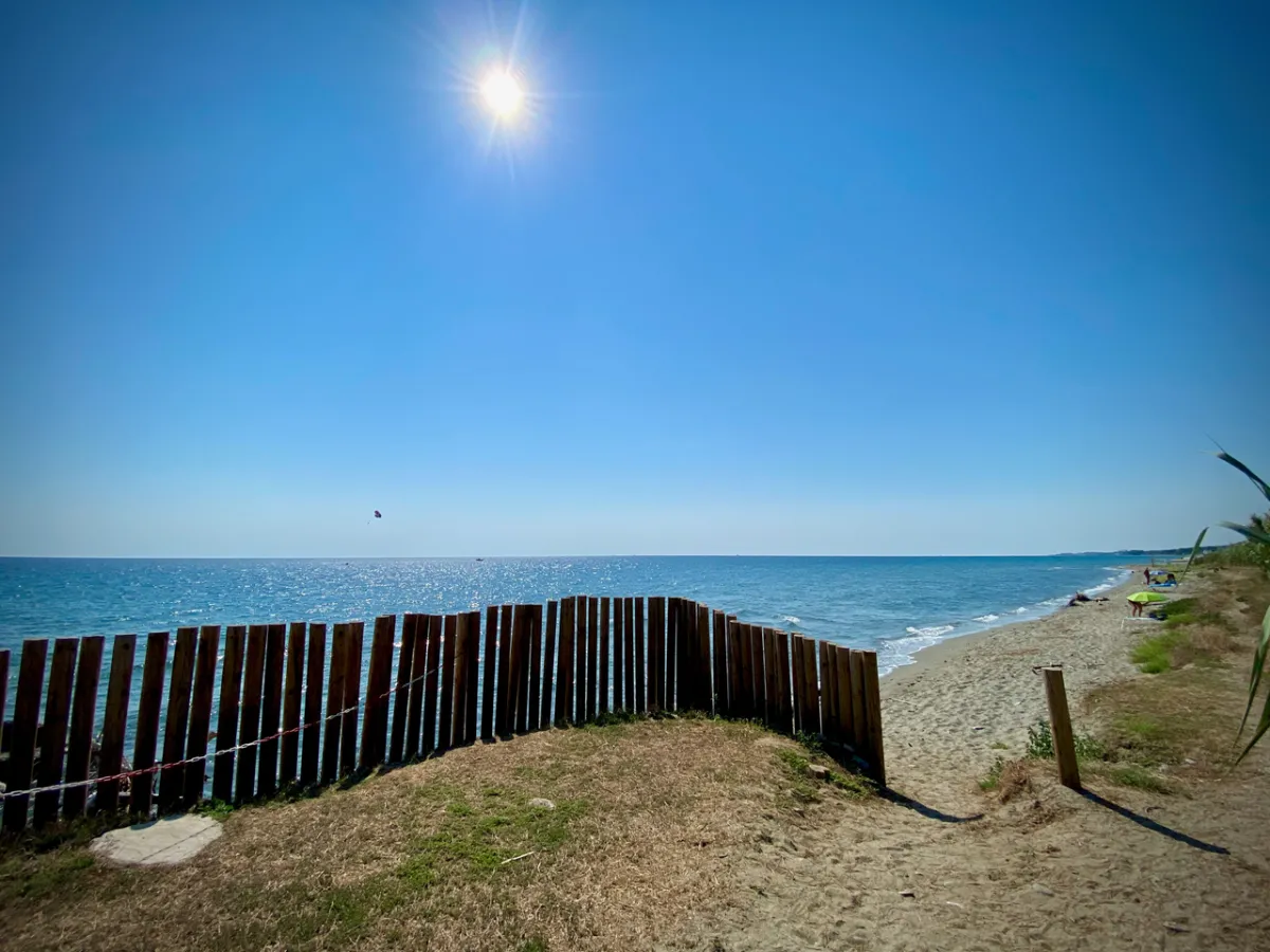 Accès direct à la plage depuis le jardin de la résidence