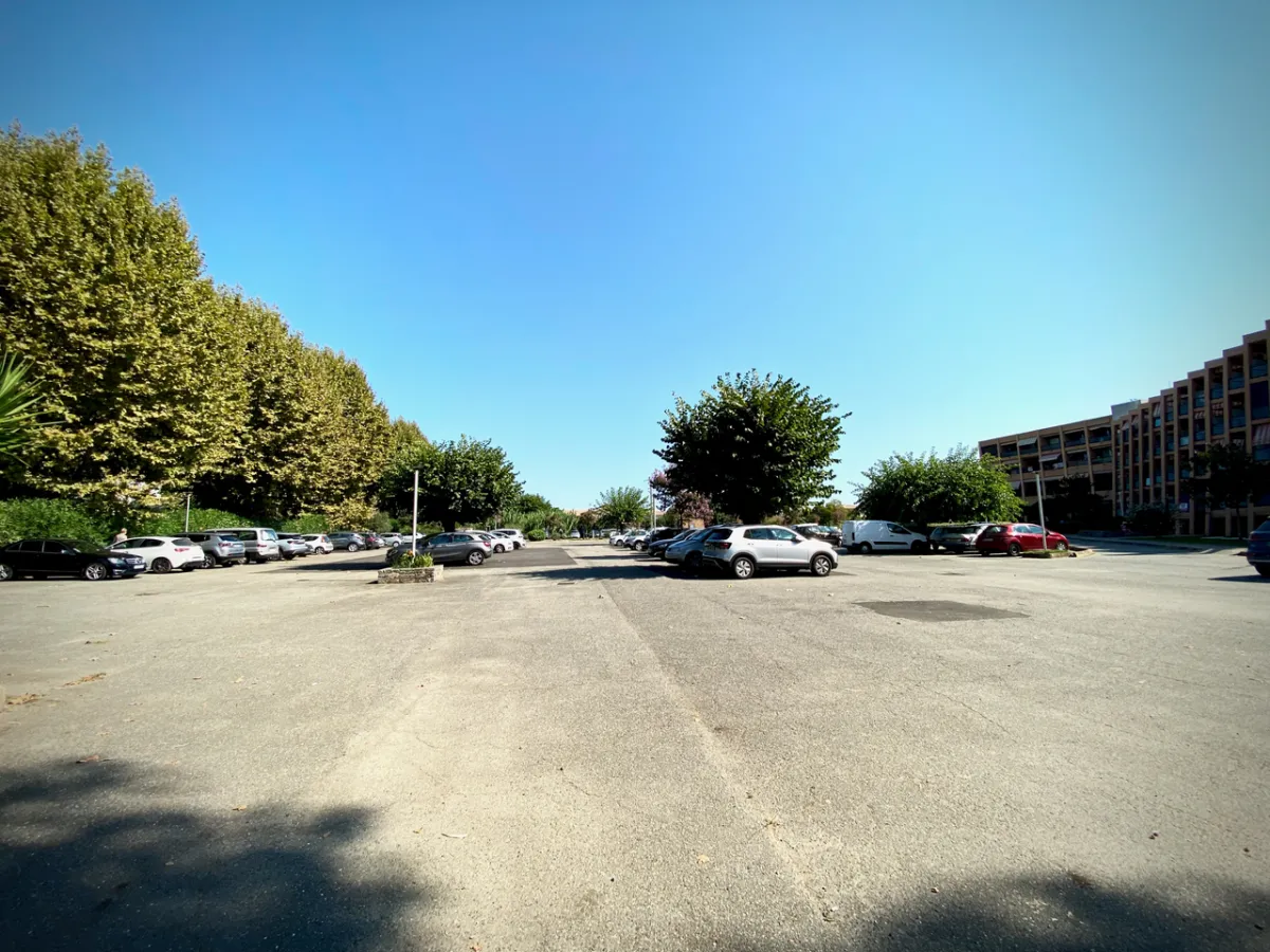 Grand parking gratuit et partagé au sein de la résidence Santa Lucia