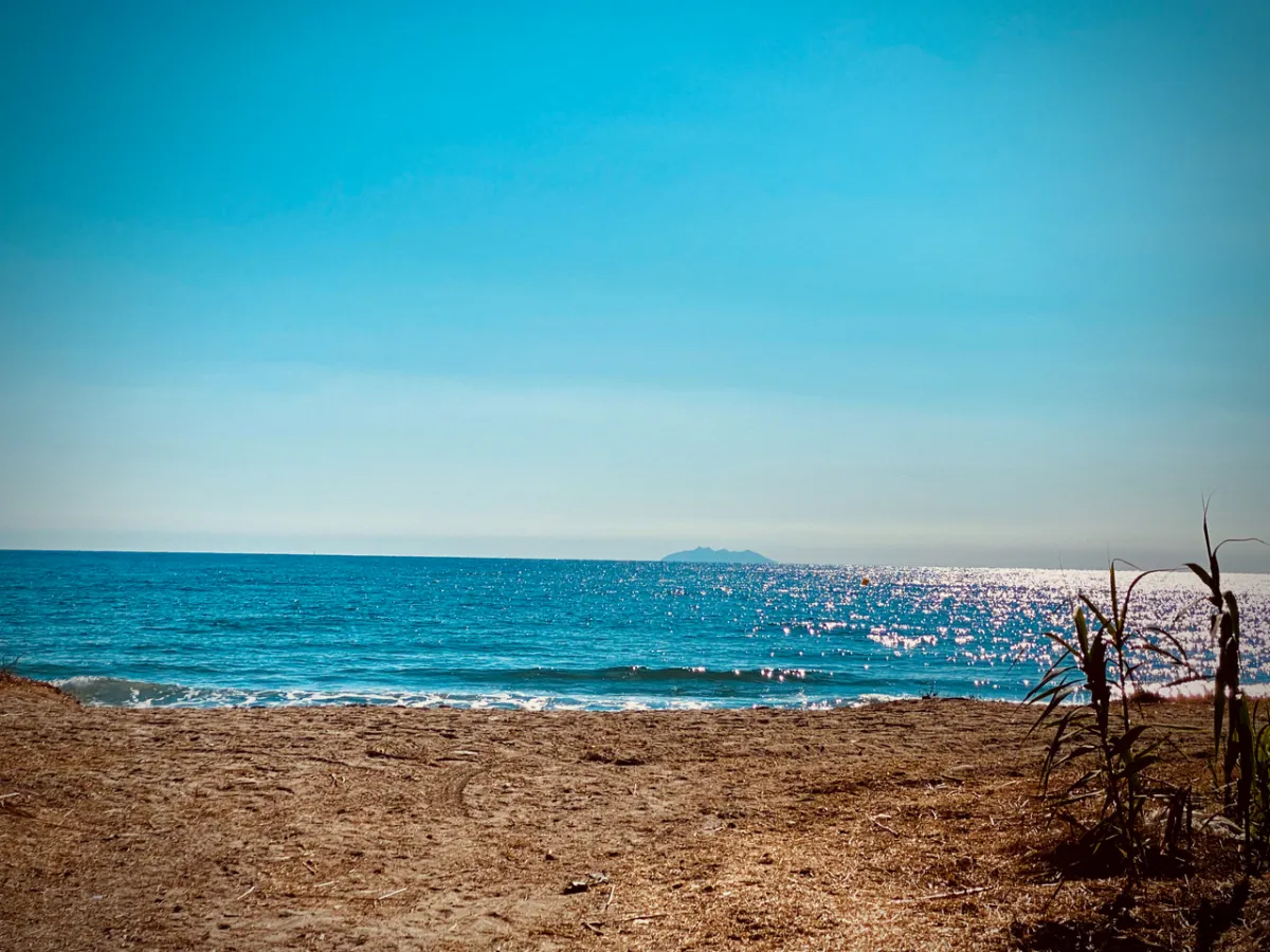 Vue mer scintillante avec silhouette de l’île d’Elbe au large