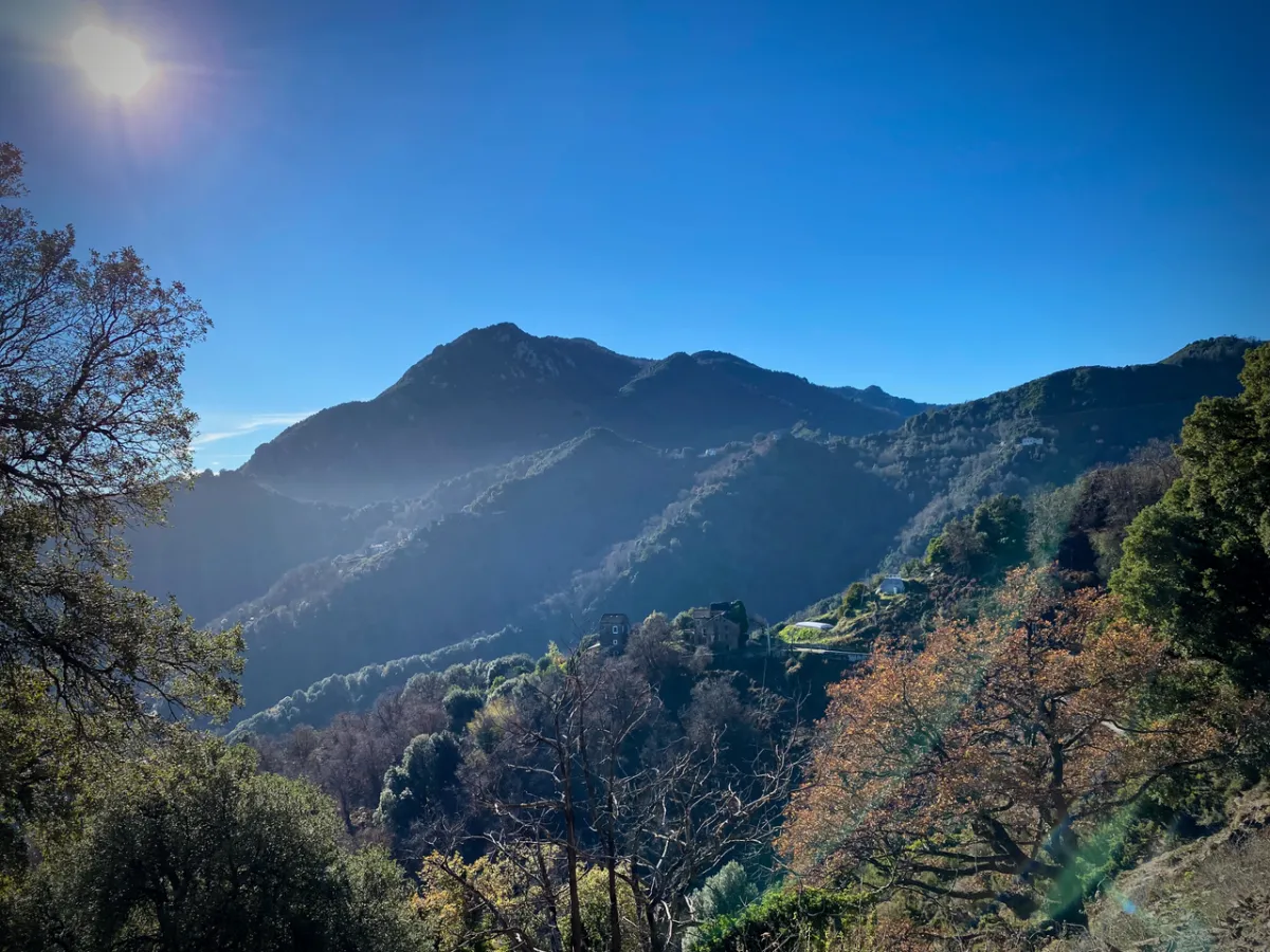 Montagne corse ensoleillée avec villages perchés et collines verdoyantes