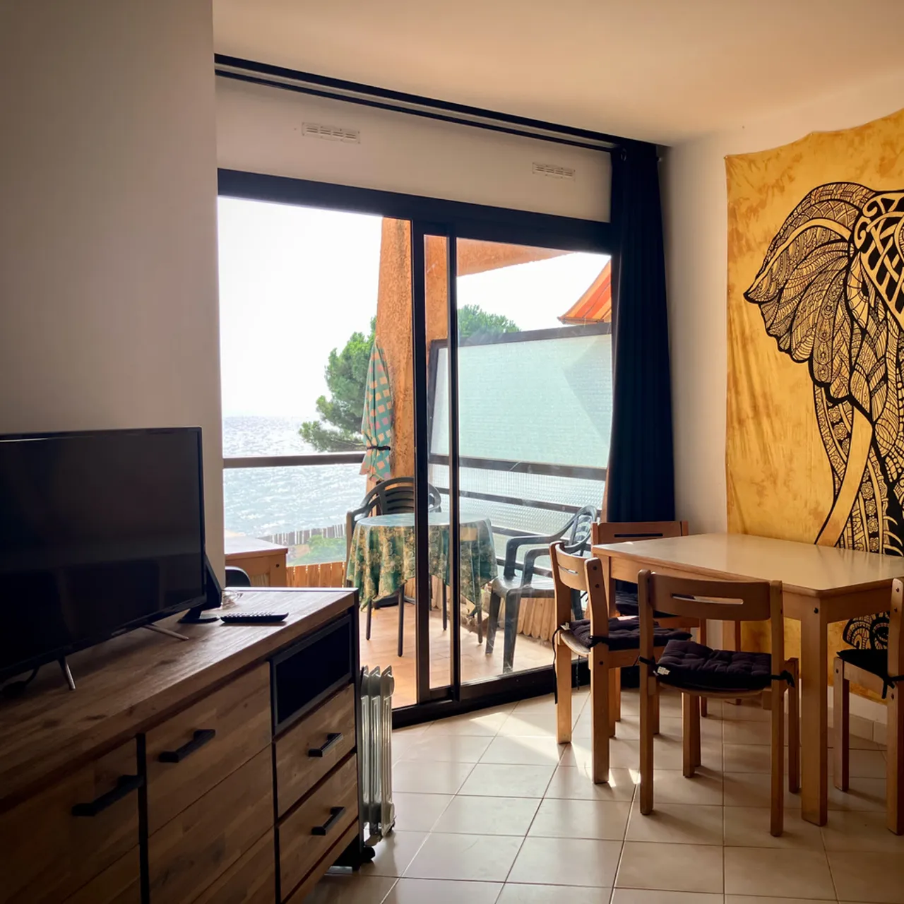 Salon lumineux et confortable