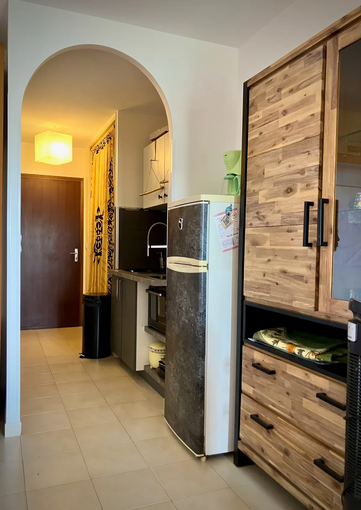 Vue d’ensemble de la kitchenette sous arcade avec réfrigérateur-congélateur