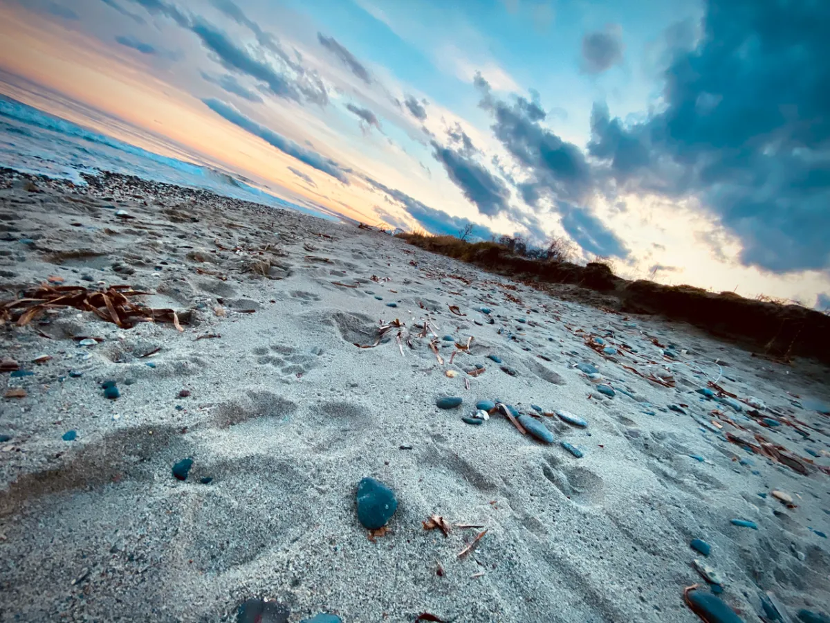Plage de sable et galets au crépuscule à Santa Lucia di Moriani