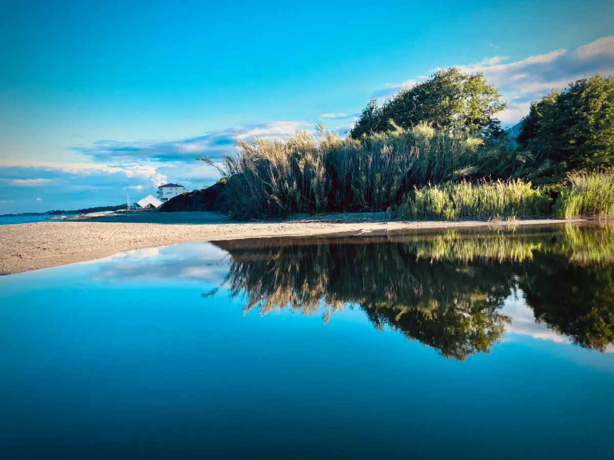 Embouchure du ruisseau Canapajo miroir, roselières et restaurant le Lido près de la plage