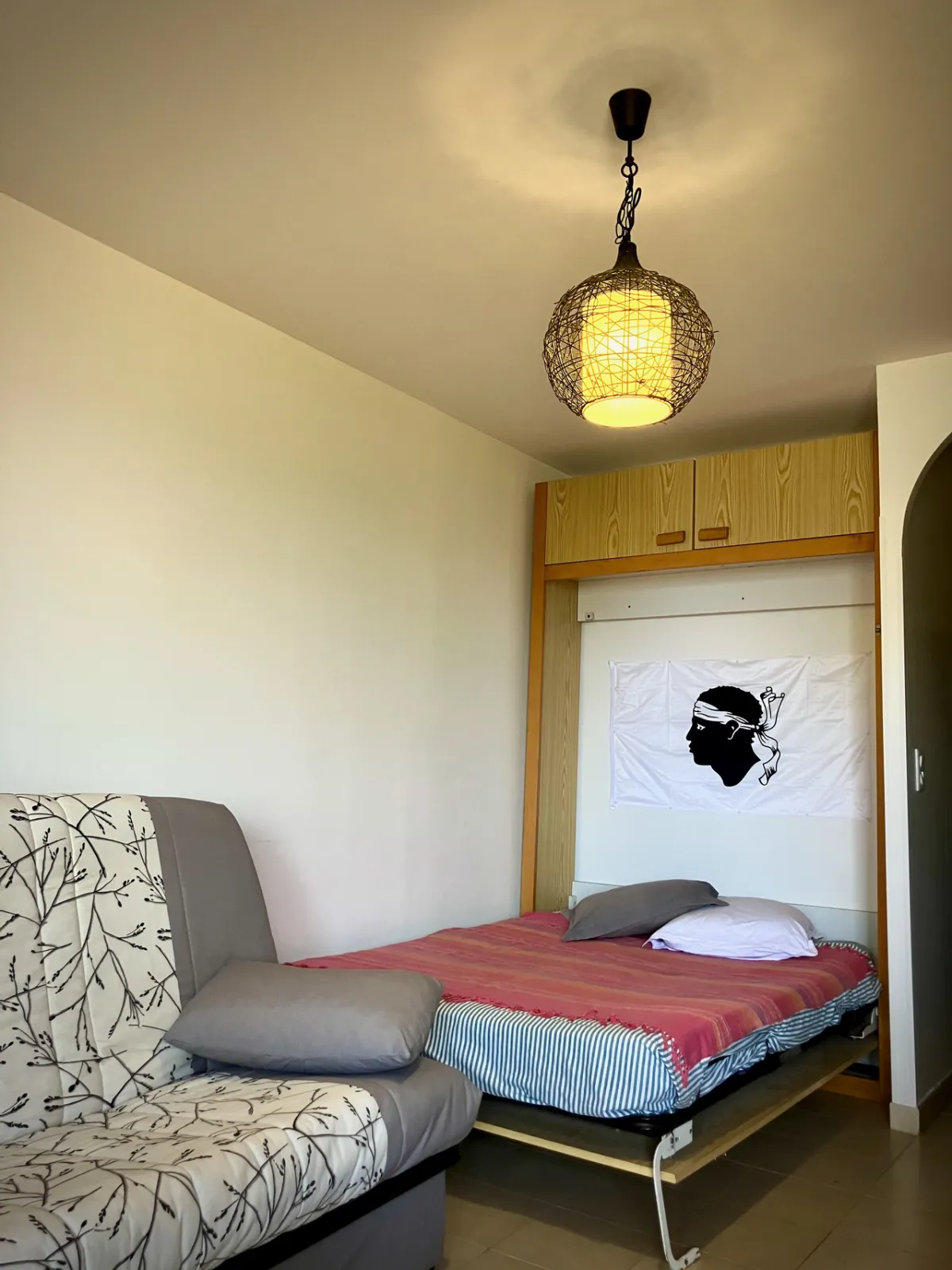 Lit mural escamotable déplié (2 places) à côté du canapé-lit