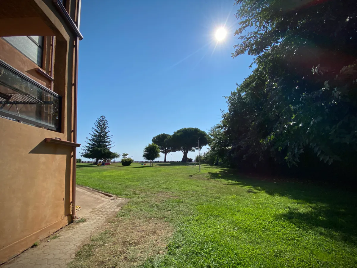 Vue depuis la résidence sur le jardin et la mer en plein soleil