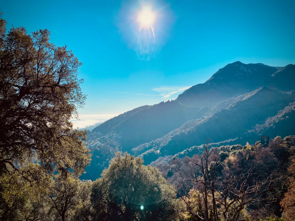 Panorama montagneux en Haute-Corse, soleil éclatant sur la vallée