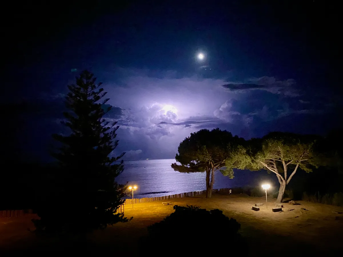 Nuit d’orage sur la mer vue depuis la loggia